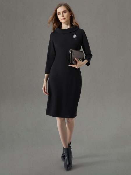 

Elegant Regular Fit Stand Collar Plain Dress With Brooch, Black, Midi Dresses