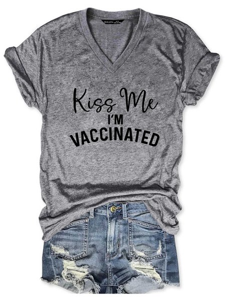 

Kiss Me I'm Vaccinated coronavirus V-neck T-shirt, Gray, T-shirts