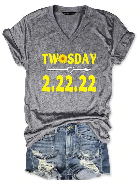 

Twosday 2-22-22 Funny Print V Neck Short Sleeve T-shirt, Gray, T-shirts
