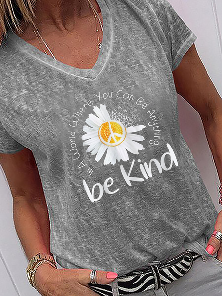 

Plus size Daisy Printed Be Kind Short Sleeve T-Shirt, Gray, T-Shirts
