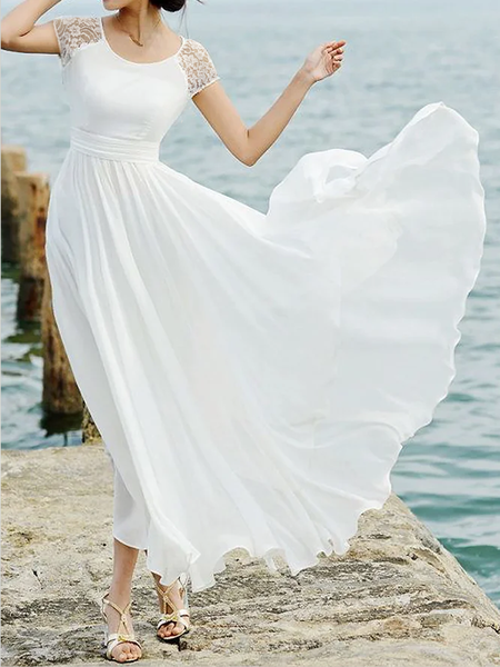 Белое летящее платье