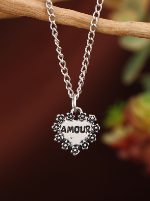 

Amour Alphabet Heart Pattern Distressed Metal Necklace Casual Retro Women's Jewelry, As picture, Necklaces