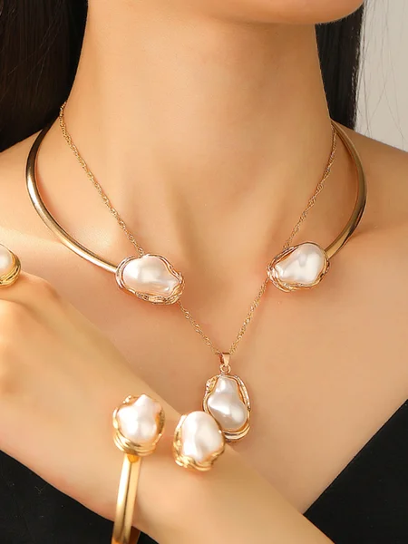 Womens high-end pearl jewelry necklace, earrings, rings, bracelets, chokers