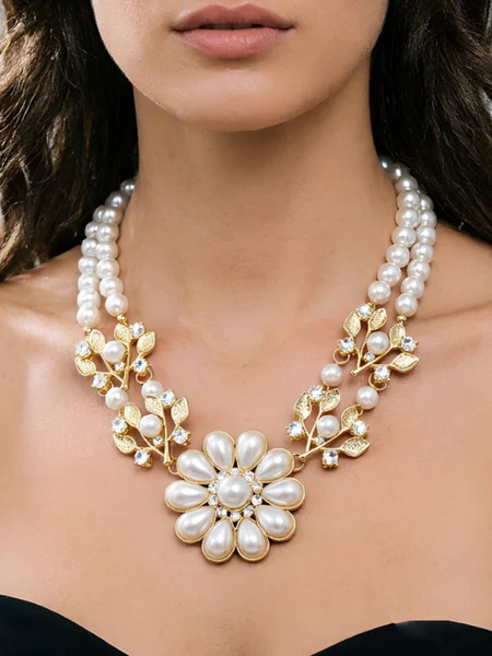 Stylish Rhinestone Leaf and Flower Pendant Necklace